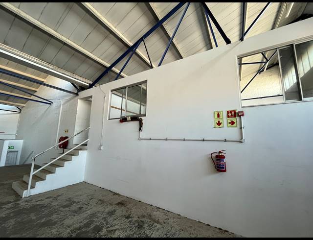 650M² WAREHOUSE TO LET IN PAARDEN EILAND